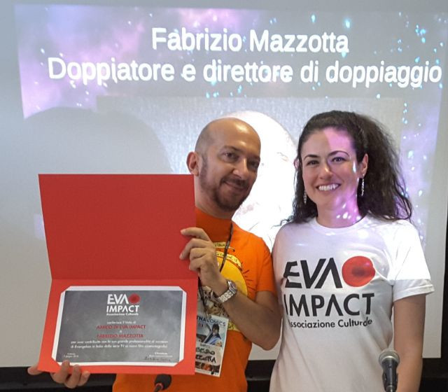 Fabrizio Mazzotta, attore-doppiatore e direttore del doppiaggio, viene insignito del titolo Amico di EVA IMPACT